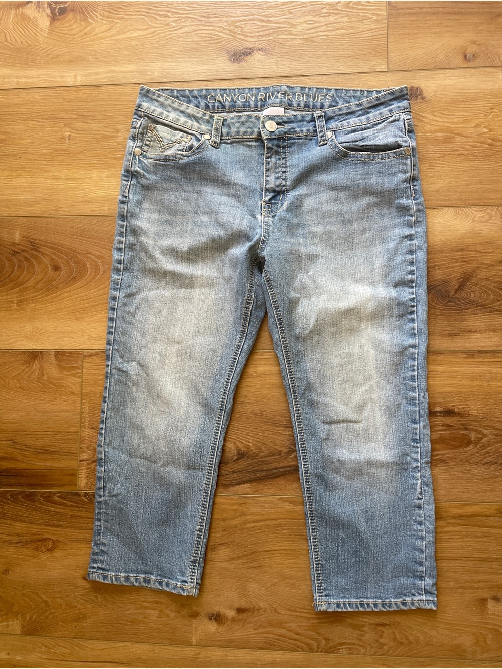 Canyon River Blues Woman’s Capri Light Wash Jeans - Picture 2 of 5